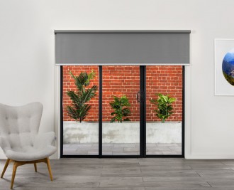 Single full width blind, back rolled