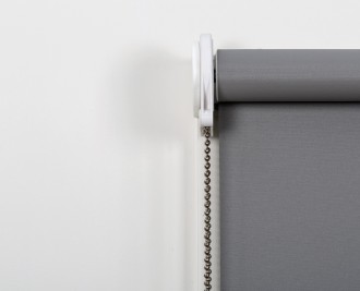 Single roller blind, back rolled, face fit. Gap between bracket and beginning of cloth on chain end