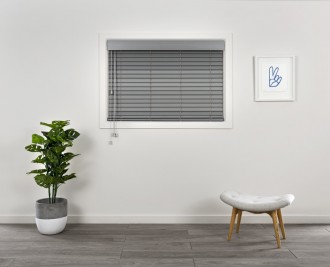 Venetian blind, reveal fit